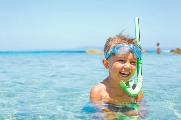 Rapaz bonito brincando no mar — Fotografia de Stock