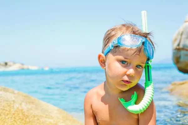 Netter Junge spielt im Meer — Stockfoto