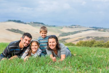 mutlu bir aile içinde tuscan dışarıda eğleniyor