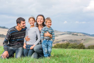 mutlu bir aile içinde tuscan dışarıda eğleniyor