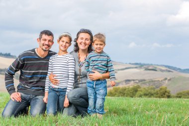 mutlu bir aile içinde tuscan dışarıda eğleniyor