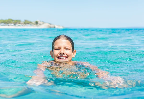 Mladá dívka si hraje v moři — Stock fotografie