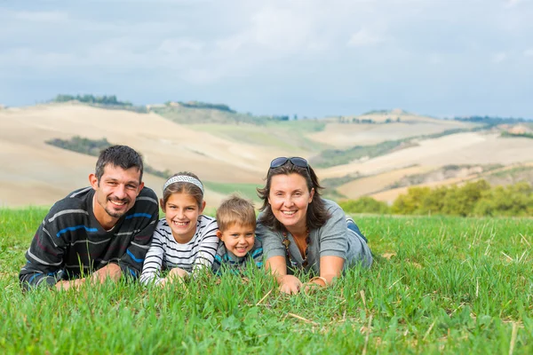 Família feliz se divertindo ao ar livre na Toscana — Fotografia de Stock