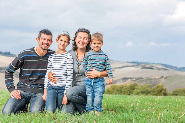 Famiglia felice divertirsi all'aria aperta in Toscana — Foto Stock