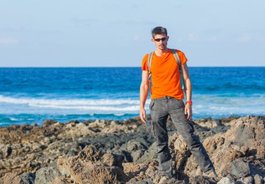 Sırt çantalı genç adam.