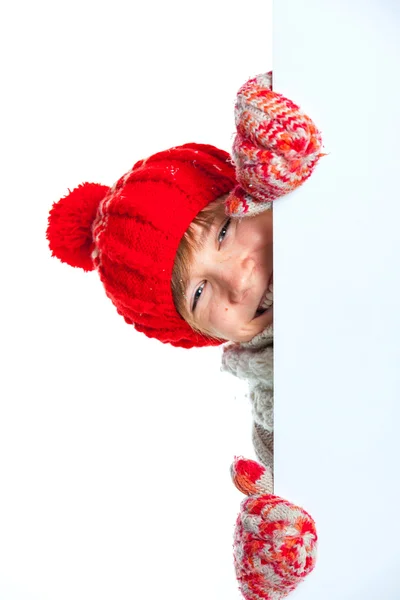 Adolescente en el estilo de invierno mirando un tablero en blanco — Foto de Stock