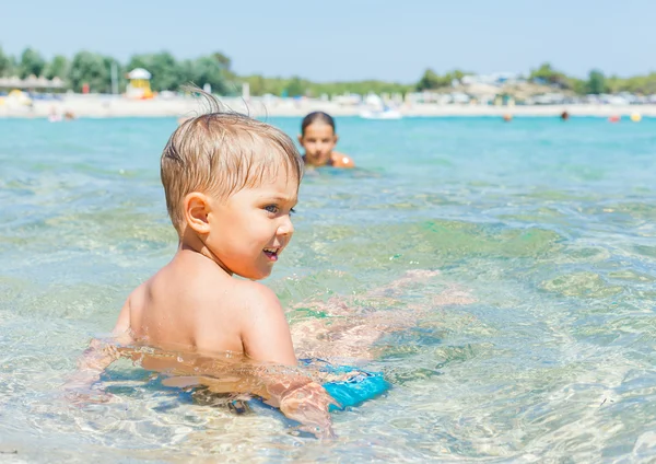Kids playing in the sea — Stock Photo, Image