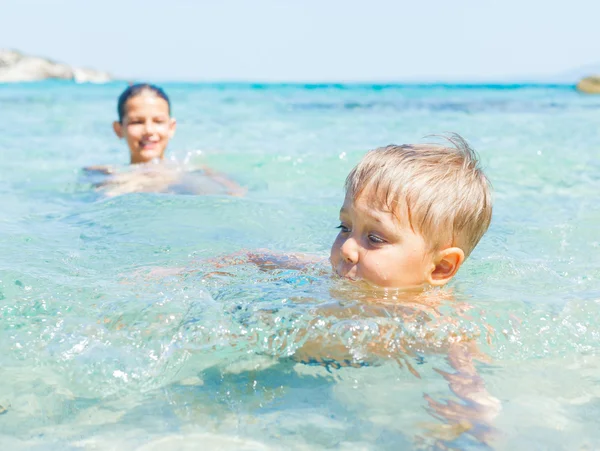 Barn som leker i havet — Stockfoto