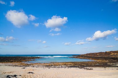 volkanik taşlar ile plaj