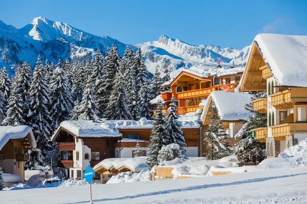 Ferienhäuser in den österreichischen Alpen — Stockfoto