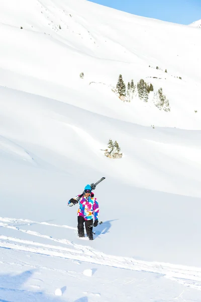 Ung man med skidor och en ski wear — Stockfoto