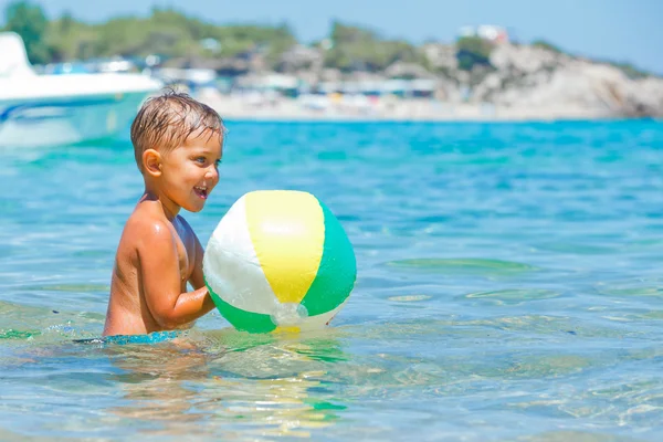 Lindo chico jugando en el mar — Foto de Stock
