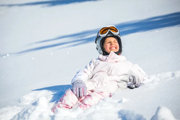 Férias de inverno, menina de esqui — Fotografia de Stock