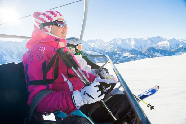 Skieurs sur un téléski — Photo