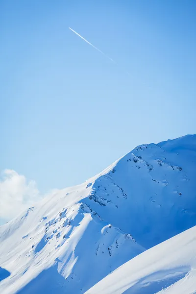 Alpine Berge unter dem Schnee im Winter — Stockfoto