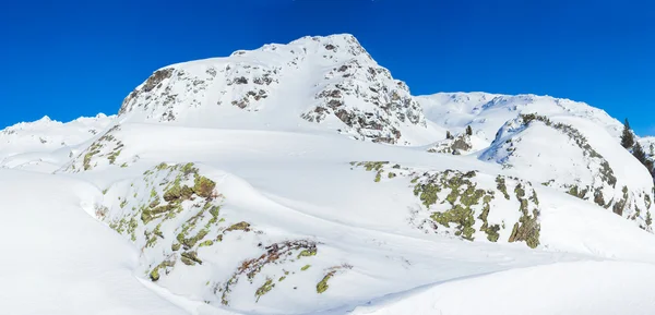 Montagnes alpines sous la neige en hiver — Photo