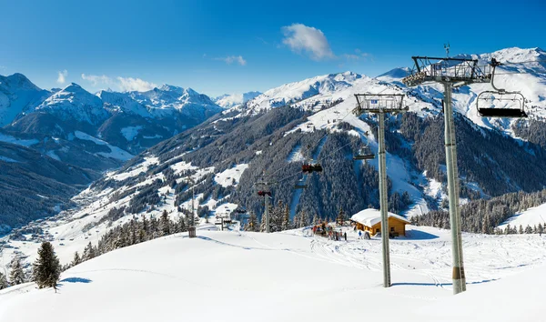 Fundo de neve com pistas de esqui e snowboard — Fotografia de Stock