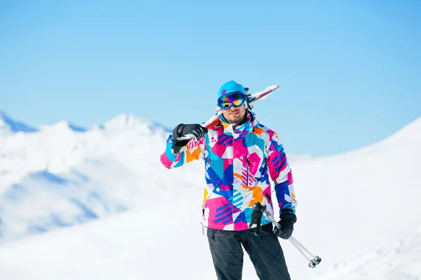 Jeune homme avec des skis et un vêtement de ski — Photo