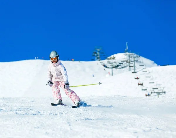 Счастливая маленькая девочка катается на лыжах — стоковое фото