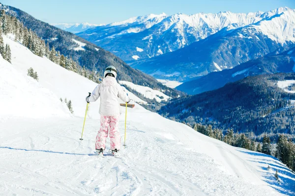 Niña esquiando cuesta abajo — Foto de Stock