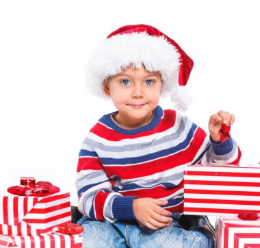 Noel Baba'nın şapkalı hediye kutusu ile küçük çocuk