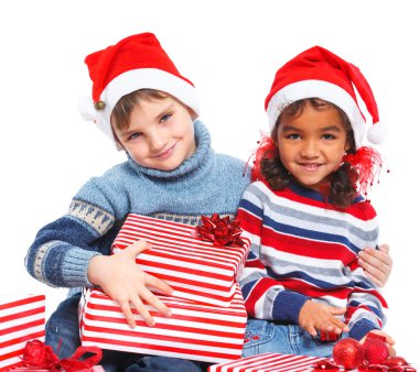 Hediye kutusu ile Noel Baba'nın şapkalı küçük çocuklar