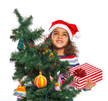 Hediye kutusu ile Noel Baba'nın şapkalı küçük kız