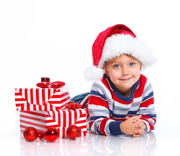 Petit garçon dans le chapeau du Père Noël avec boîte cadeau — Photo