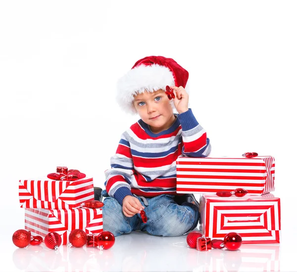 Kleine jongen in kerstmuts met een doos van de gift — Stockfoto