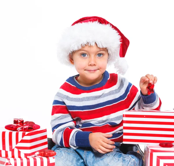 小男孩在圣诞老人的帽子与礼品盒 — 图库照片