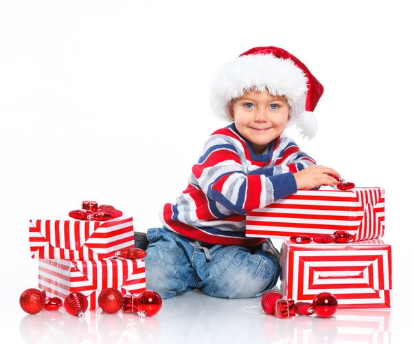 Malý chlapec v Santa klobouk s dárkový box — Stock fotografie