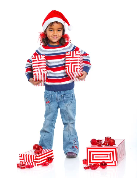 Menina no chapéu do Papai Noel com caixa de presente — Fotografia de Stock