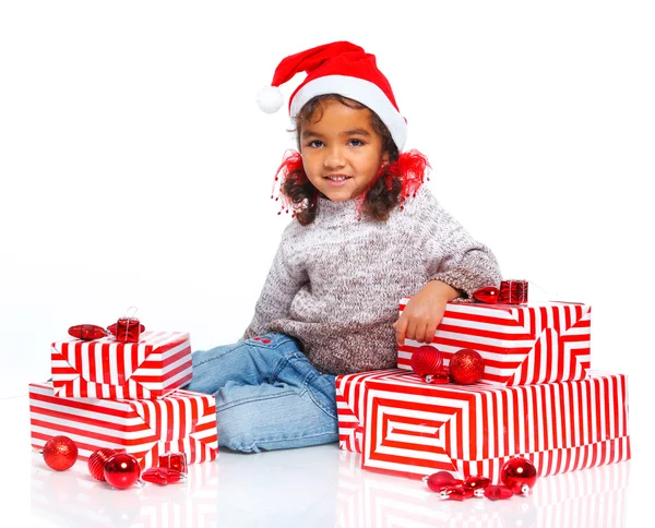 Niña en el sombrero de Santa con caja de regalo — Foto de Stock