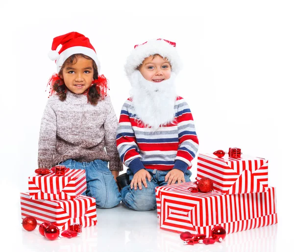 Kleine Kinder im Weihnachtsmannhut mit Geschenkkarton — Stockfoto