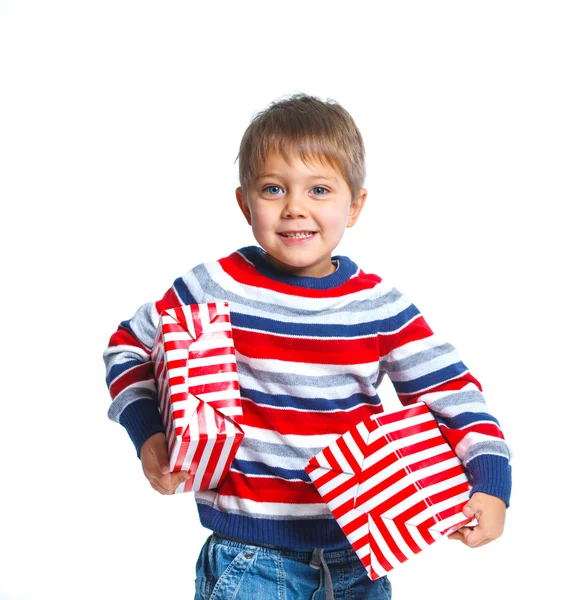 Mały chłopiec z pudełkiem prezentów — Zdjęcie stockowe