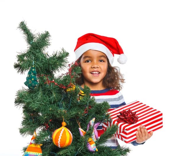 Kleines Mädchen mit Weihnachtsmütze und Geschenkbox — Stockfoto