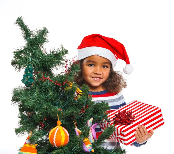 Kleines Mädchen mit Weihnachtsmütze und Geschenkbox — Stockfoto