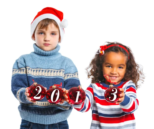 Niños en el sombrero de Santa sosteniendo una bola de Navidad —  Fotos de Stock