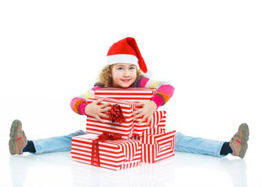 Hediye kutusu ile Noel Baba'nın şapkalı küçük kız