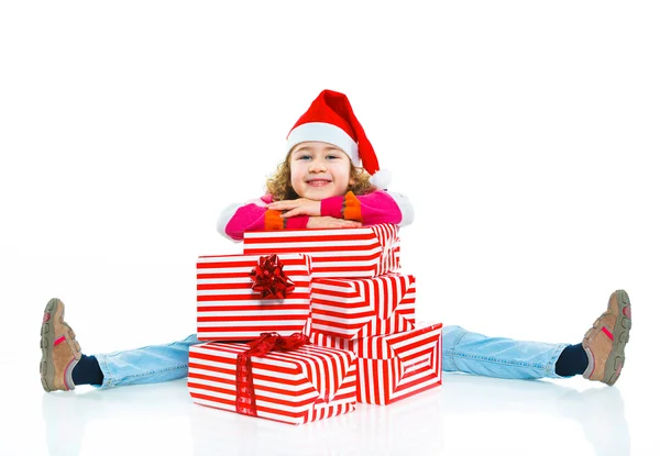 Hediye kutusu ile Noel Baba'nın şapkalı küçük kız — Stok fotoğraf