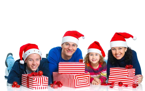 Famiglia in cappello di Babbo Natale con confezione regalo — Foto Stock