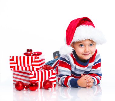 Noel Baba'nın şapkalı hediye kutusu ile küçük çocuk