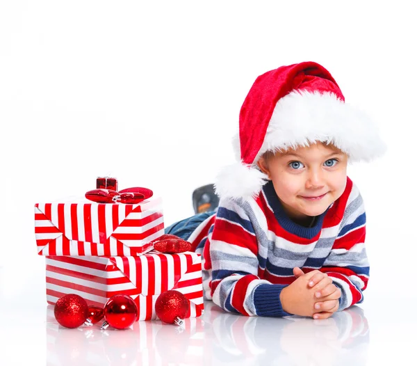 Menino no chapéu do Pai Natal com caixa de presente — Fotografia de Stock