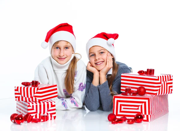 Ragazze felici in cappello di Babbo Natale con confezione regalo — Foto Stock