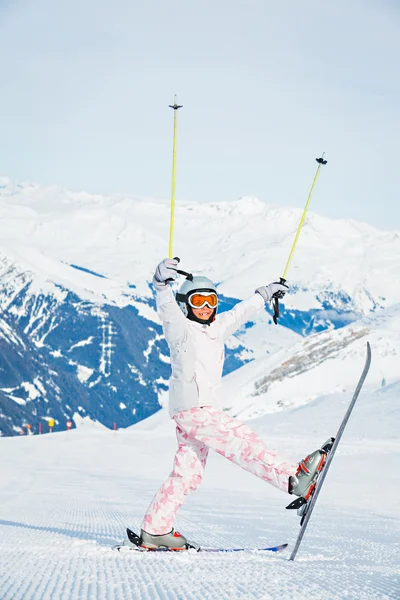 Niña feliz esquiando cuesta abajo —  Fotos de Stock