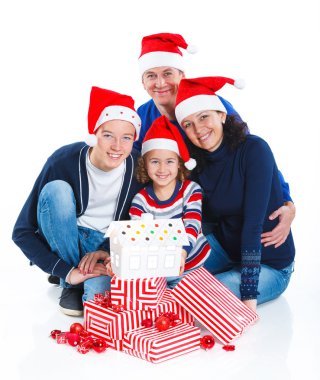 Noel Baba'nın şapka hediye kutusu ile ailede