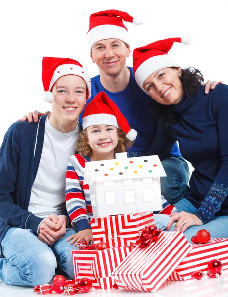 Famiglia in cappello di Babbo Natale con confezione regalo — Foto Stock