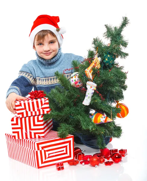 Menino no chapéu do Pai Natal com caixa de presente — Fotografia de Stock