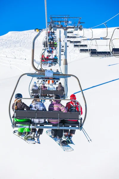 Лыжники на подъемнике — стоковое фото