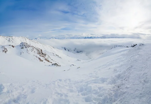 冬天的雪下的阿尔卑斯山脉 — 图库照片